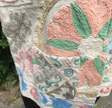 Load image into Gallery viewer, Vest med Suzani broderi