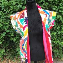 Load image into Gallery viewer, Vest med kantha broderi